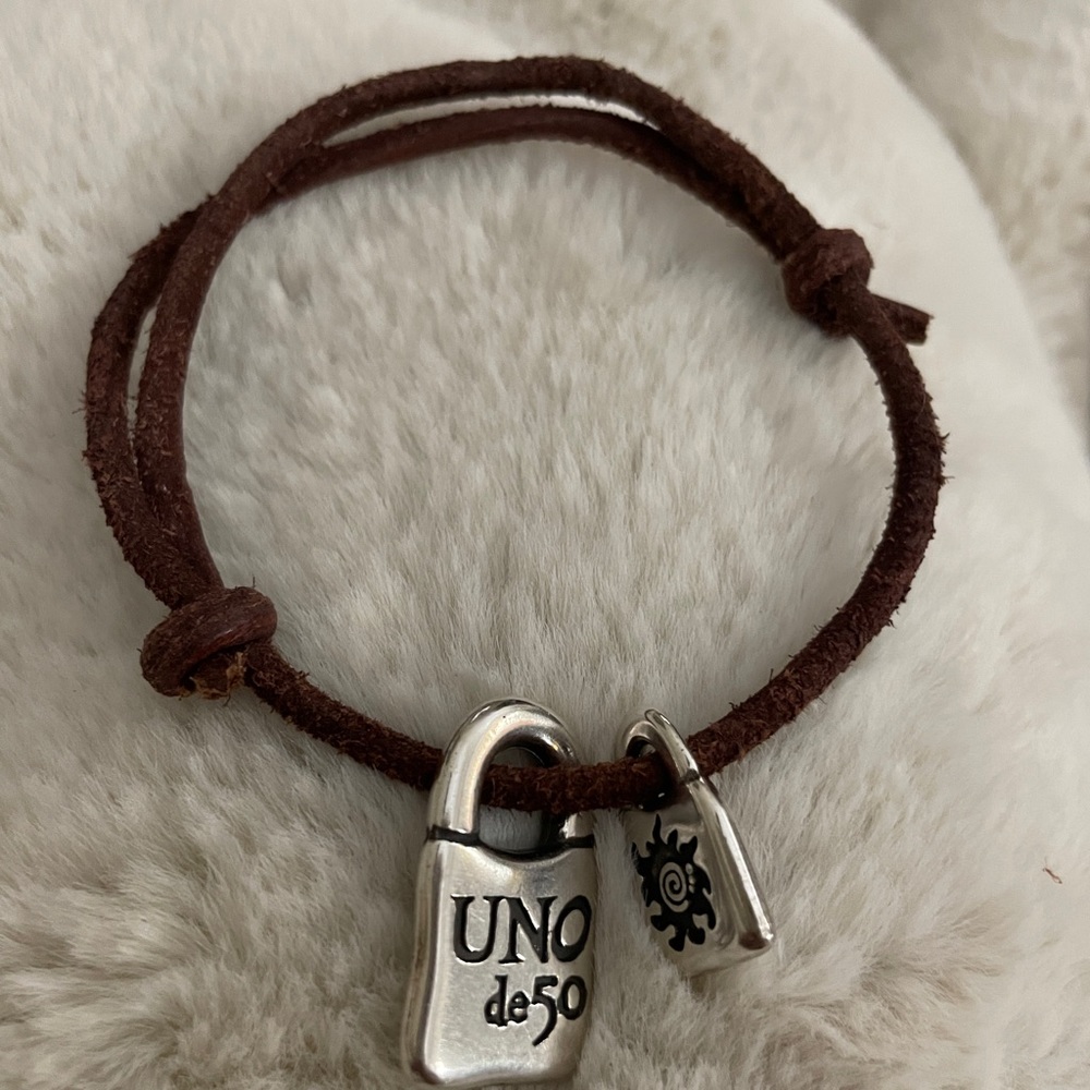 UNO de 50 charms. One small one large